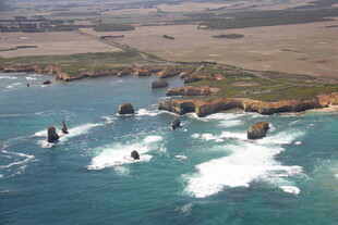 大洋中的壮观礁石景观