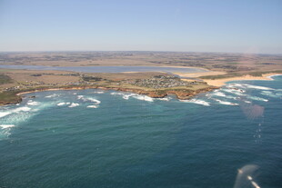 俯瞰蔚蓝海岸与海浪
