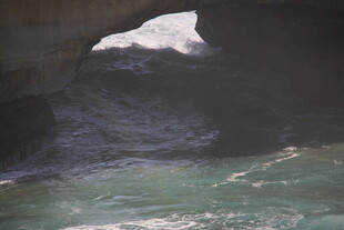 海边洞穴与涌动的海水