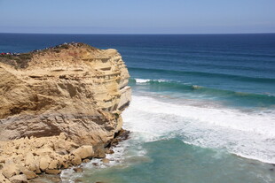 海岸悬崖边的壮阔海景