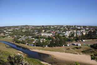 俯瞰河畔小镇风光