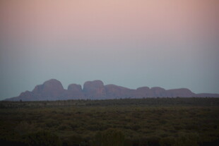 黄昏下的壮丽山峦景观