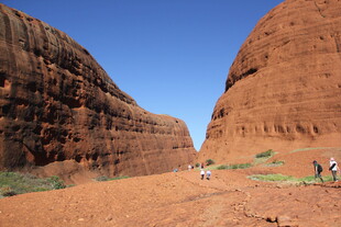红色峡谷中的徒步旅行者