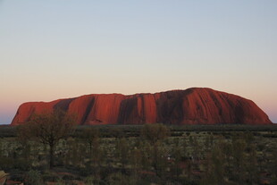 夕阳下的乌鲁鲁巨石