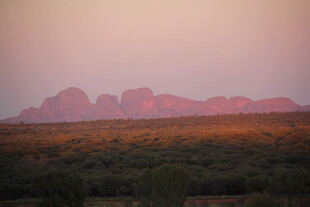 黄昏下的壮丽山峦景观