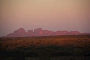 黄昏下的壮丽山峦景观