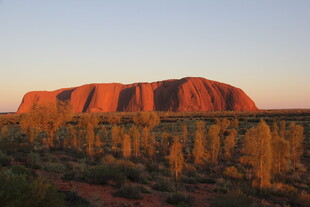 夕阳下的艾尔斯岩石景观