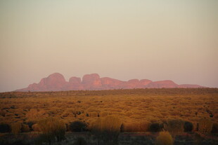 沙漠中的壮丽红色山峦