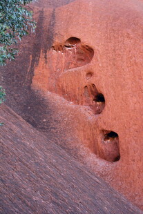 岩壁上的奇特洞穴