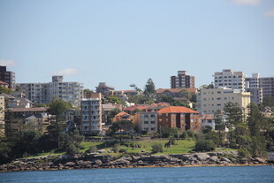 海滨城市建筑群景观