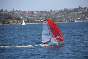 海上红帆帆船破浪前行