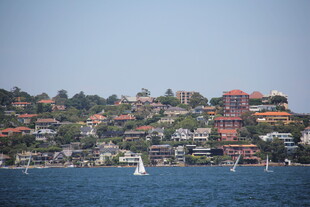 海滨小镇风光 帆船点缀