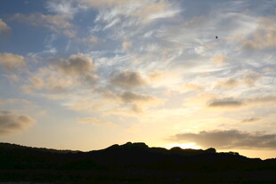 日落时分的天空与山峦