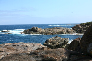 海边嶙峋礁石与蔚蓝大海