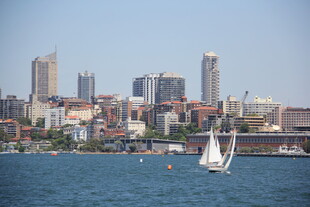 海滨城市帆船景致