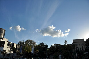 城市上空的蓝天白云