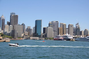 城市海滨风光 船只穿梭