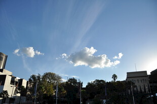 城市上空的晴朗蓝天