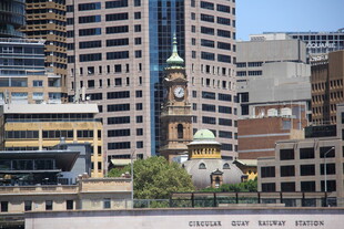 城市中古老钟楼与现代建筑