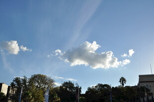 晴朗天空下的城市与云朵