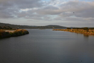 宁静湖泊与远处山峦景色