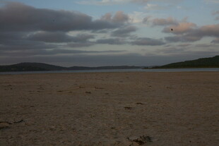 黄昏下的空旷沙地与远山