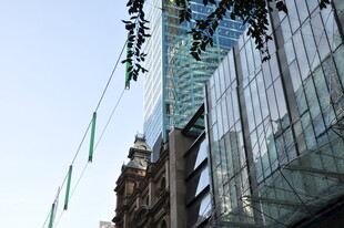 城市建筑间的悬挂装饰