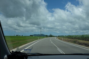 公路行车视野中的蓝天白云