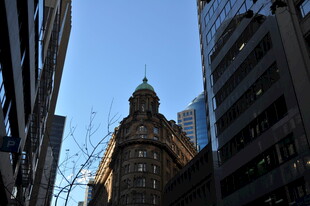 城市中古老建筑与现代高楼