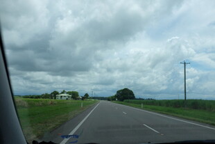 公路行车视角的天空景象