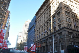 城市街头的古老建筑