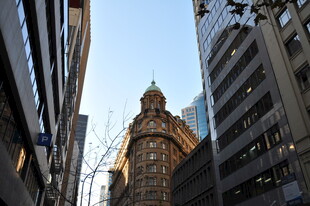 城市中古老建筑与现代高楼