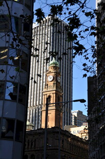 城市中古老钟楼与现代建筑