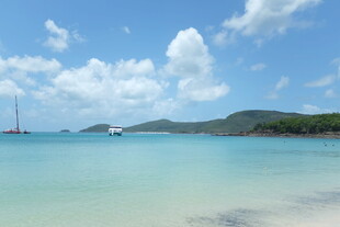 美丽海岛的清澈蓝色海域