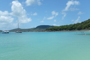 碧海蓝天中的美丽海岛风光