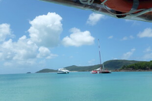 碧海蓝天中的海上风光