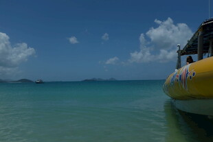 海上黄色船只与清澈海水