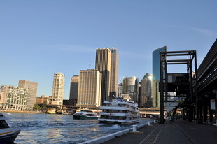 河畔都市风光 船只穿梭