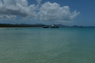 碧海蓝天的美丽海滨风光