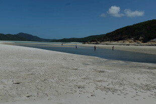 宁静沙滩与远处山峦美景