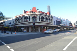 复古风格街角建筑