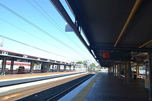 空旷的火车站台场景