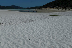 白色沙滩与远处山峦