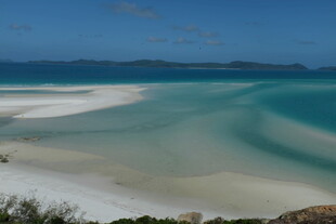 美丽海滩的迷人蓝白景致
