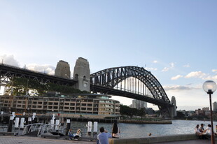 悉尼海港大桥下的热闹场景