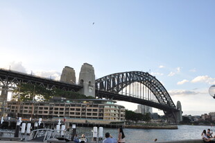 悉尼海港大桥下的热闹景象
