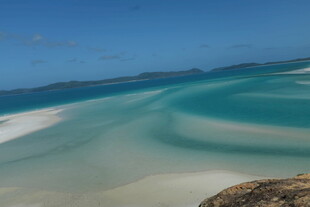 梦幻蓝绿相间的迷人海滩