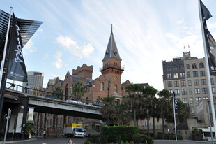 城市中古老与现代建筑景观