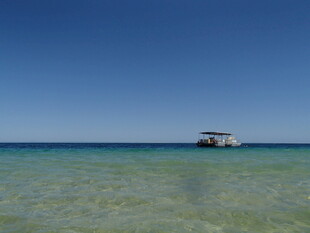 碧海蓝天中的海上小屋