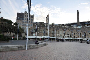 城市广场旁的古老建筑景观